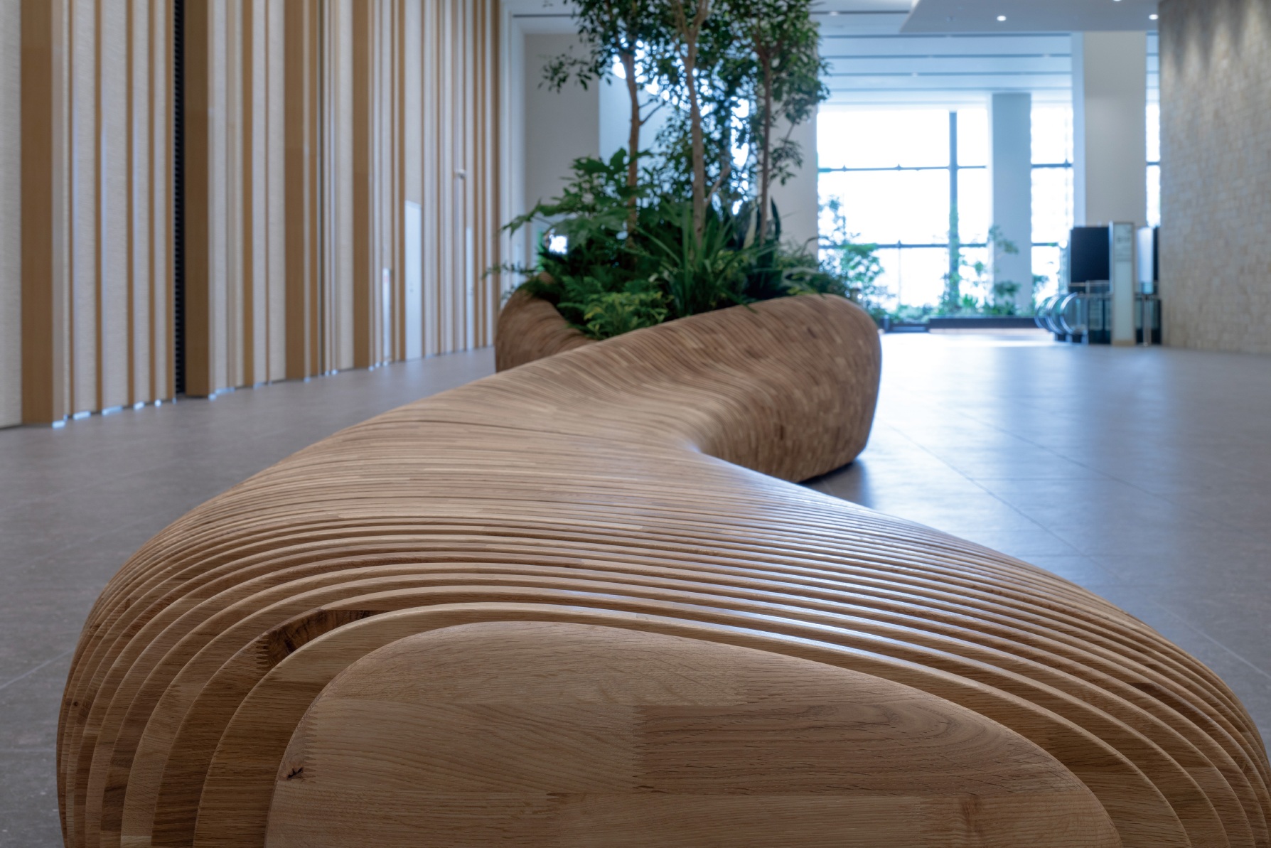 コクヨとVUILDが共創した大型ベンチ「GGO Biomorphic Lobby Furniture